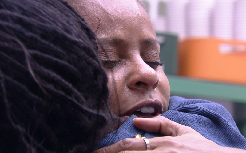 Na despensa, Aline Wirley abraça sister e afirma: 