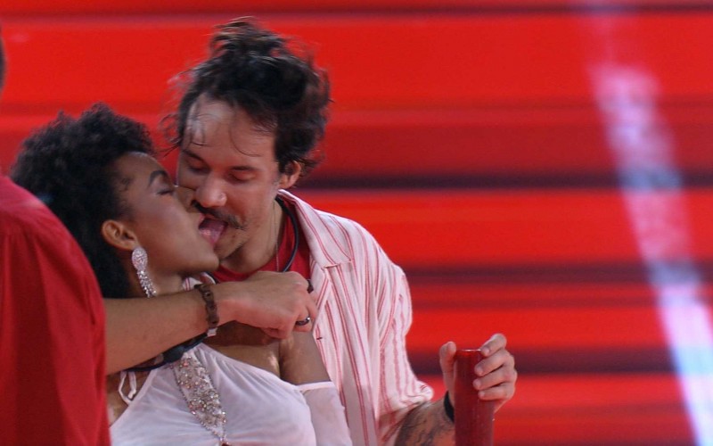 Na Festa Americanas, Natália e Eliezer se beijam