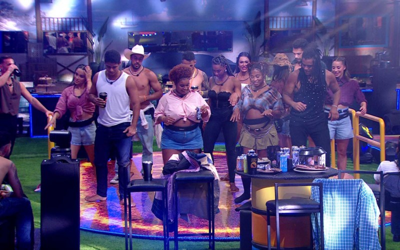 Na Festa do Líder, participantes dançam sincronizados