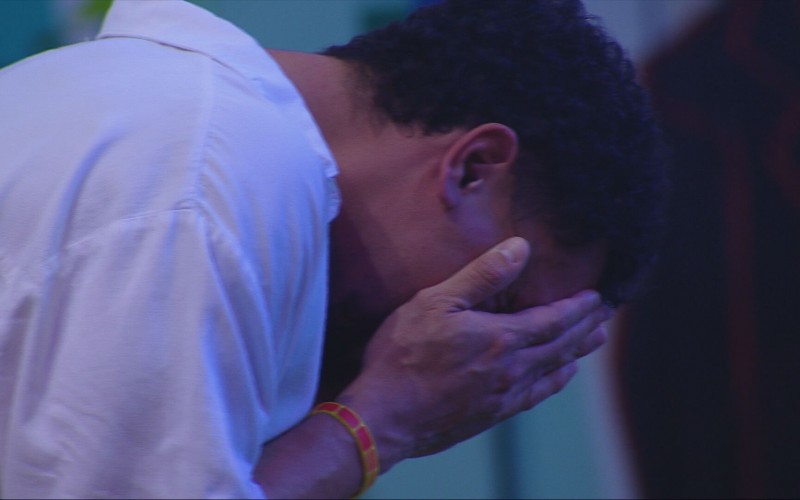 Na Pool Party do BBB 25, Vinícius chora ao som de 