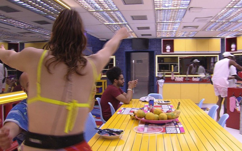 Naiara abraça Tiago Abravanel na cozinha