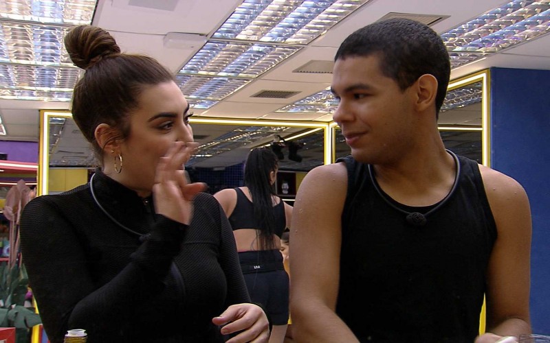 Naiara conta para Vinicius: 