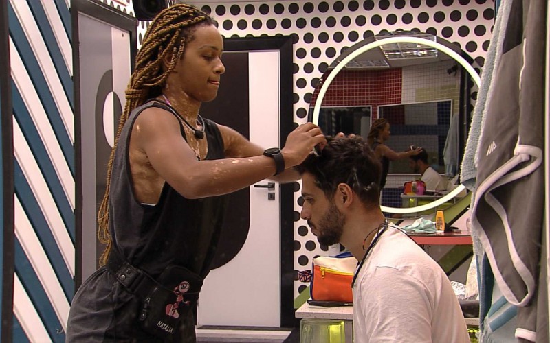 Natália corta cabelo de brother no BBB 22