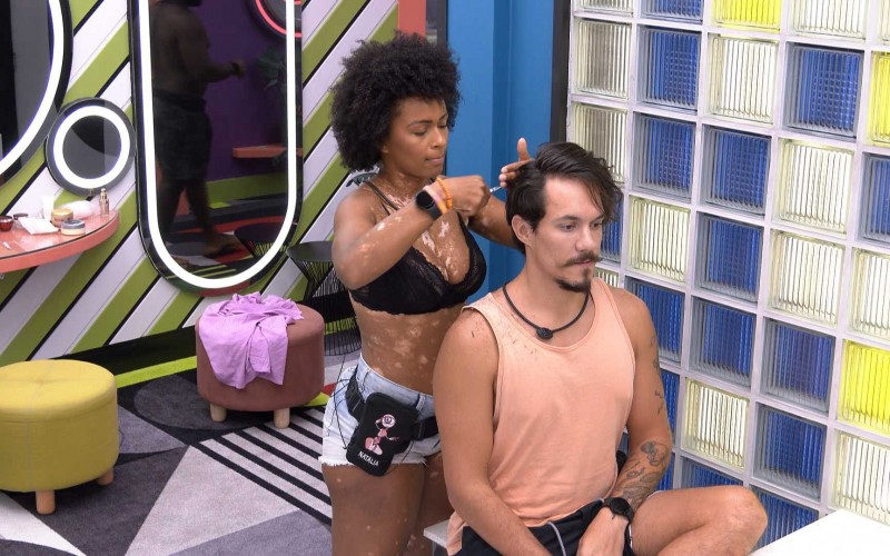 Natália corta cabelo de Eliezer no BBB 22