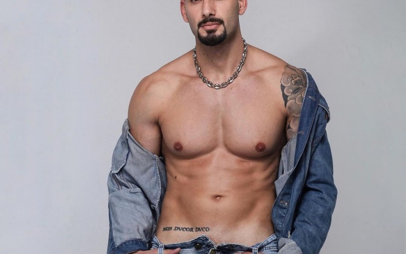 Nizam, do BBB 24, mostra tatuagem íntima em clique sensual e explica significado