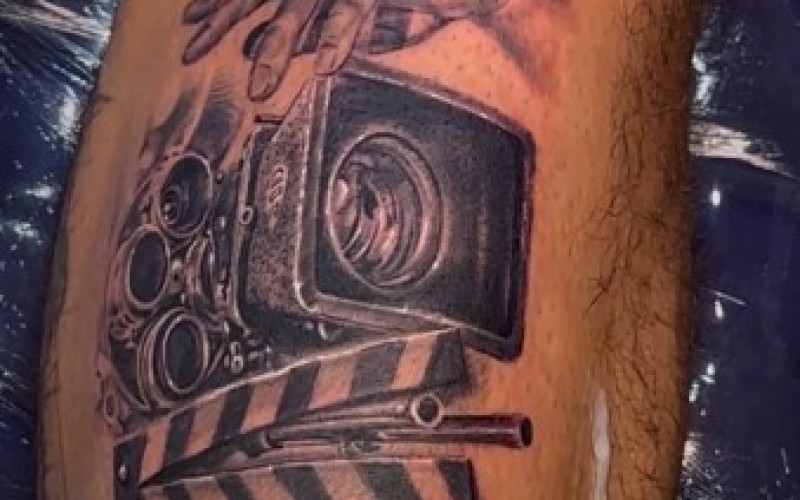 Nizam faz homenagem ao BBB 24 com tatuagem na perna