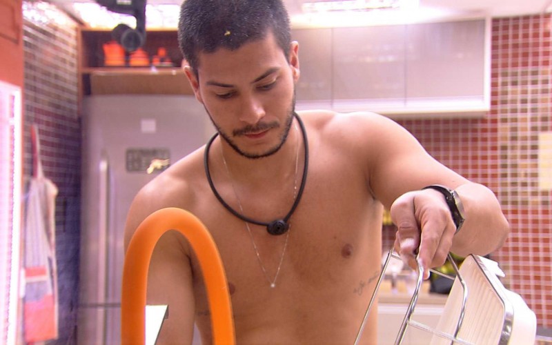 No BBB 22, Arthur Aguiar lava a louça e dispara: 