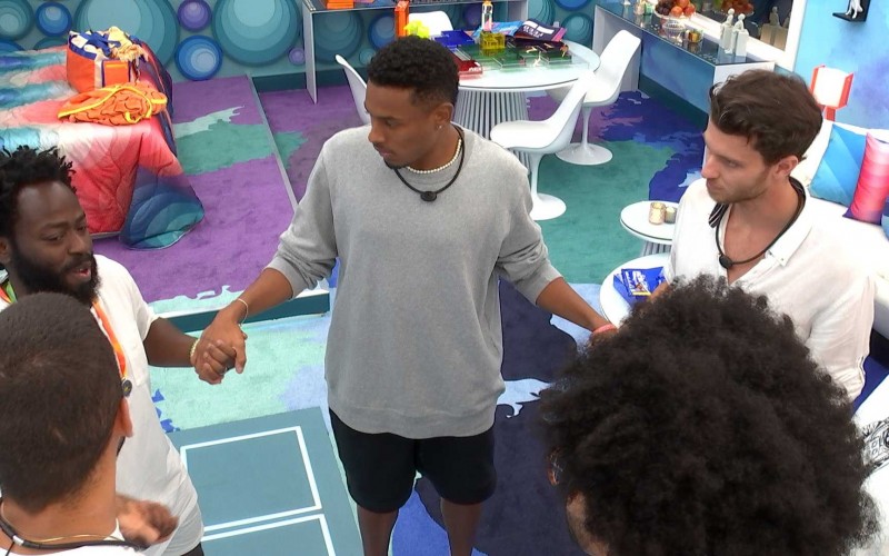 No BBB 22, Douglas Silva faz oração com brothers