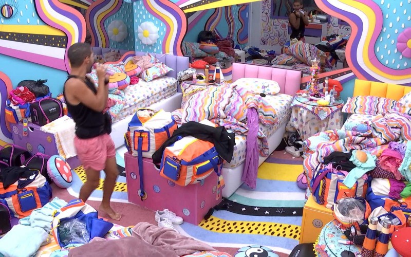 No BBB 22, Vinicius faz performance usando desodorante