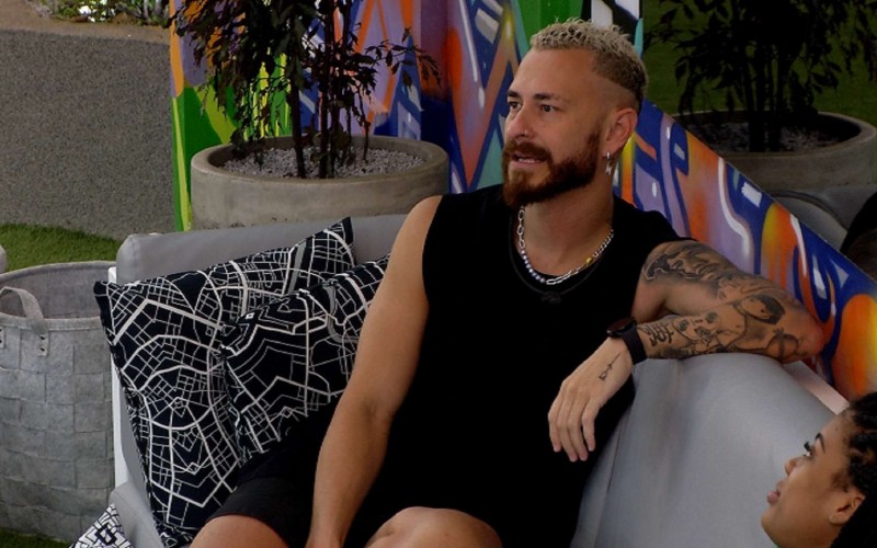 No BBB 23, Fred fala sobre possibilidade de beijar Larissa