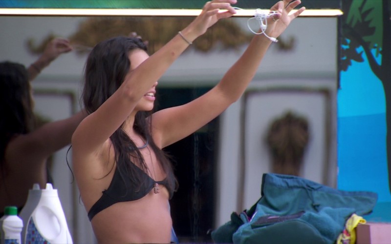 No BBB 24, Alane encontra fone de ouvido dentro de jaqueta