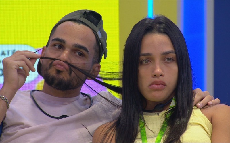 No BBB 25, João Gabriel faz compras do VIP abraçado em Eva