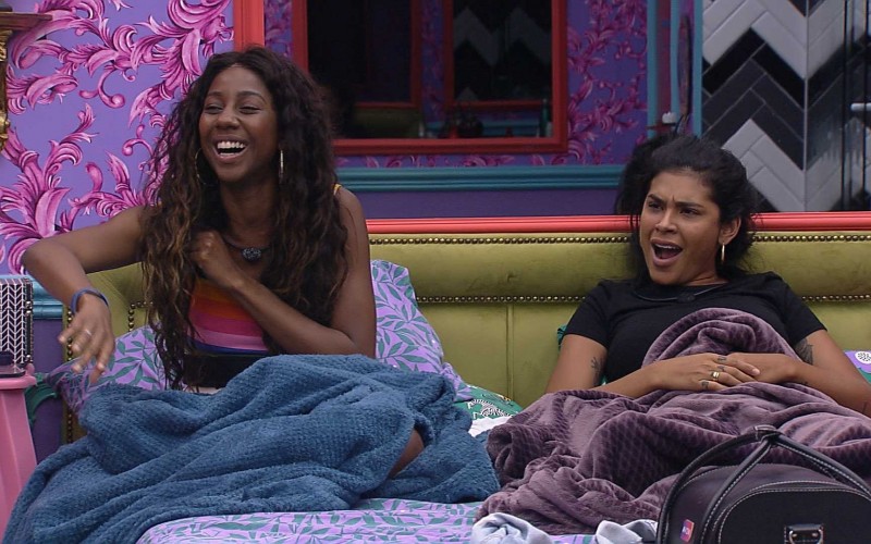 No BBB21, brothers brincam e contam piadas no Quarto Colorido