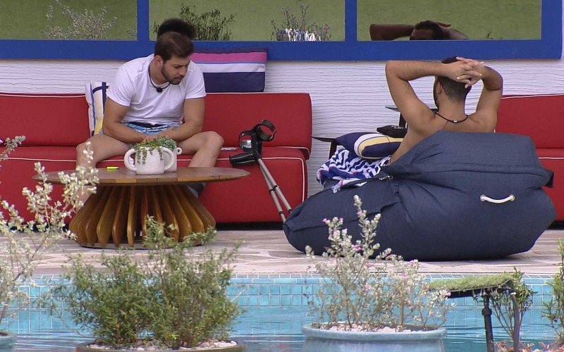 No BBB21, Caio comenta com Gilberto: 
