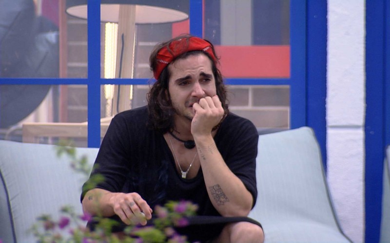 No BBB21, Fiuk chora sozinho e agradece: 