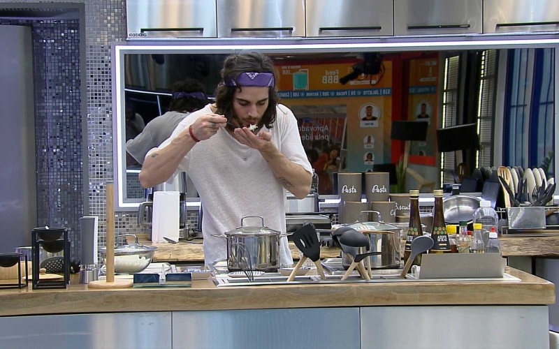 No BBB21, Fiuk prepara almoço sozinho na cozinha do VIP
