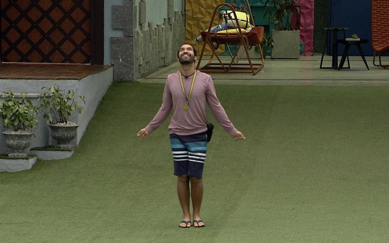 No gramado do BBB21, Gilberto comemora: 
