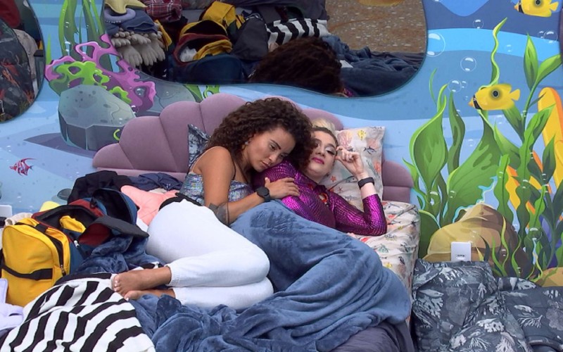 No Paredão, Marília chora e é consolada por Domitila no BBB 23