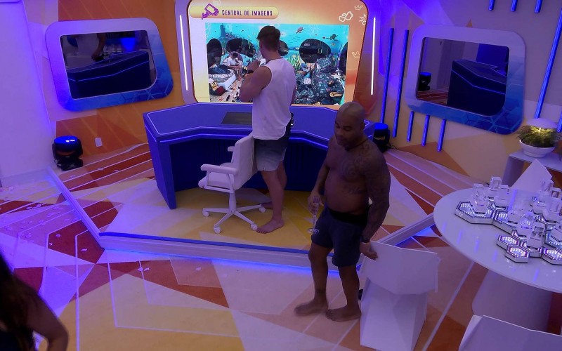 No Quarto do Líder, Cezar fala sobre Paula: 