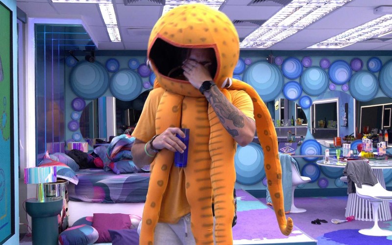 No Quarto do Líder, do BBB 22, Eliezer chora ouvindo Bruno Mars