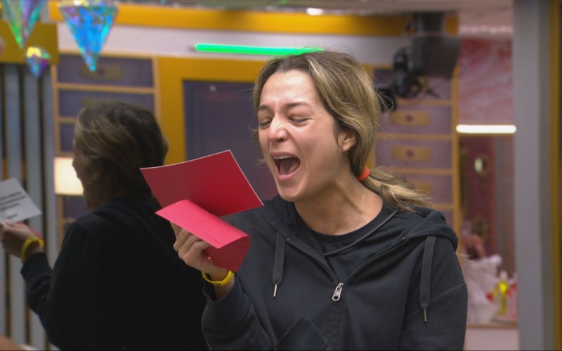 No Top 10 do BBB 26, Samira recebe carta e celebra prêmio de R$ 100 mil