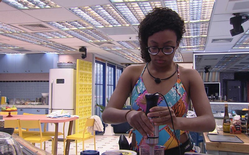 No Vip do BBB21, Lumena prepara suco enquanto brothers dormem