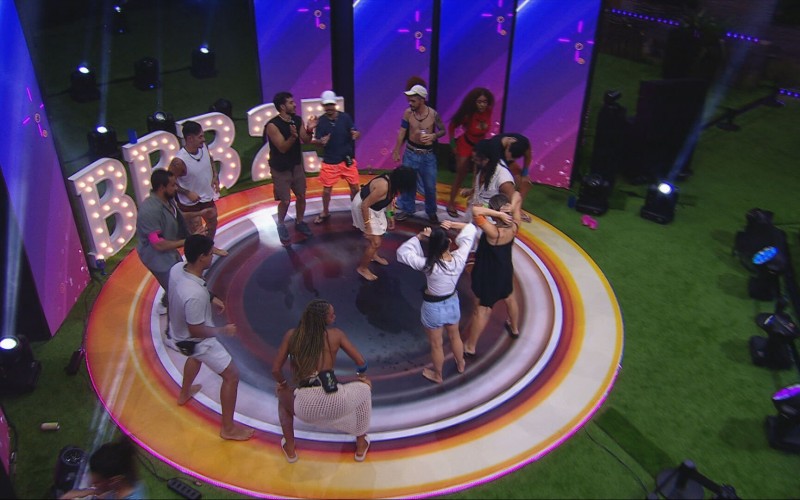 Participantes dançam funk no after do Show de Quarta