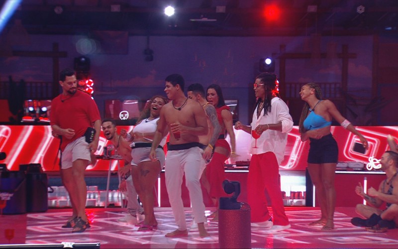 Participantes do BBB 25 fazem coreografia juntos na Festa