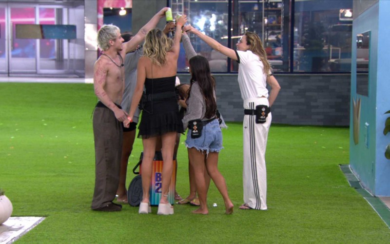 Participantes do BBB 26 comemoram ao ganhar cooler