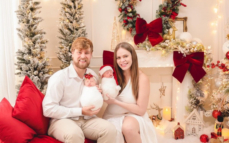 Paulinha Leite posa com filhos gêmeos: 