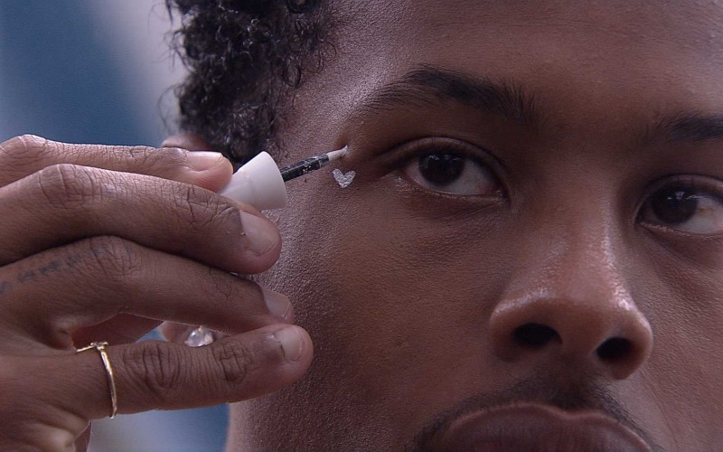 Paulo André faz make de coração de Jade Picon no BBB 22