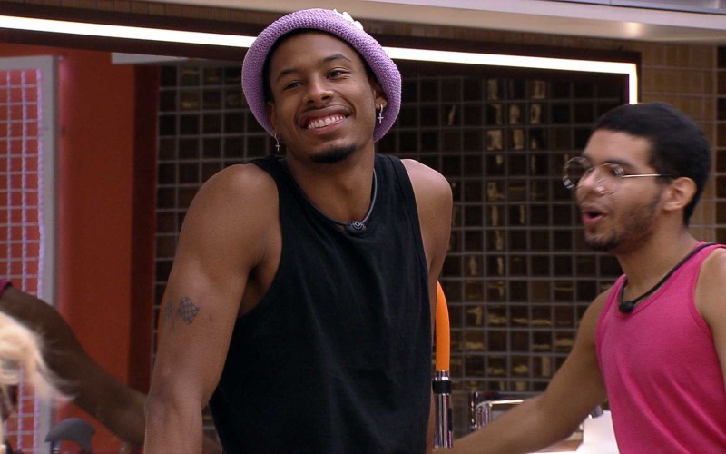 Paulo André pega emprestado chapéu de crochê de Jade Picon