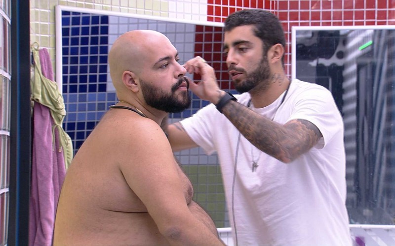 Pedro Scooby apara barba de Tiago Abravanel no BBB 22