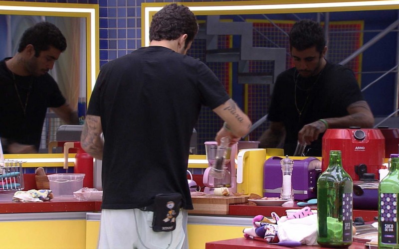 Pedro Scooby cozinha no BBB 22