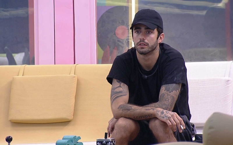 Pedro Scooby fica pensativo no BBB 22