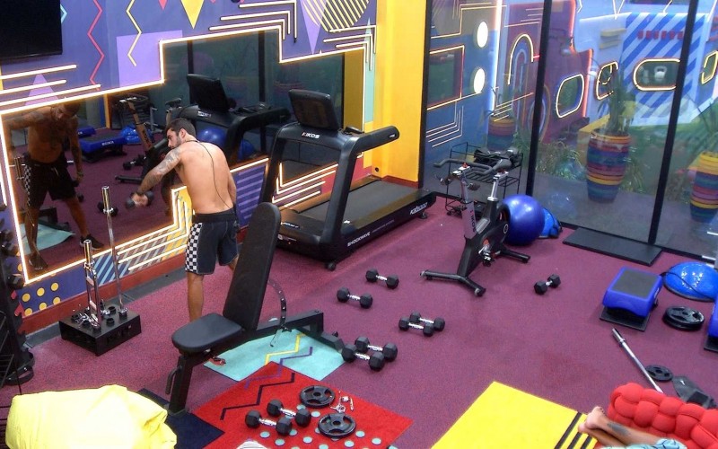 Pedro Scooby malha na academia do BBB 22