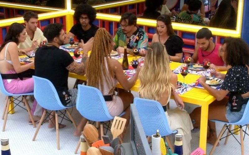 Pipocas combinam de se proteger no jogo contra o Camarote