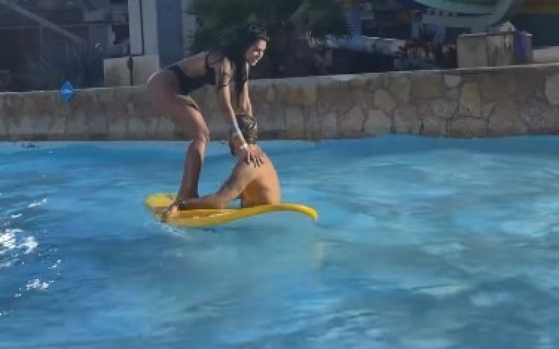 Pocah aprende surfe com Pedro Scooby: 