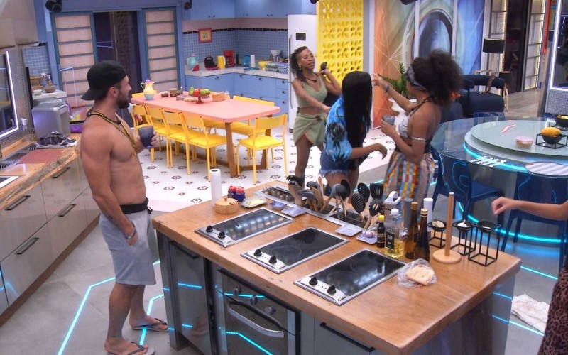 Pocah brinca com Lumena no BBB21: 