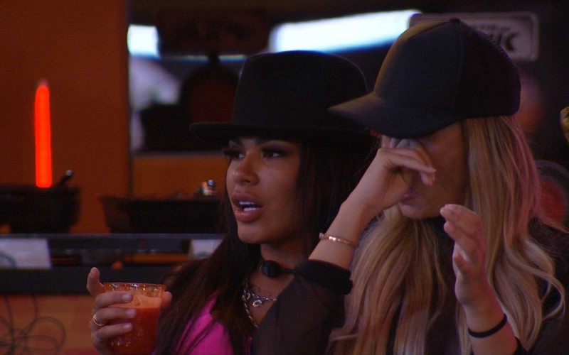 Pocah consola sister na festa e diz: 