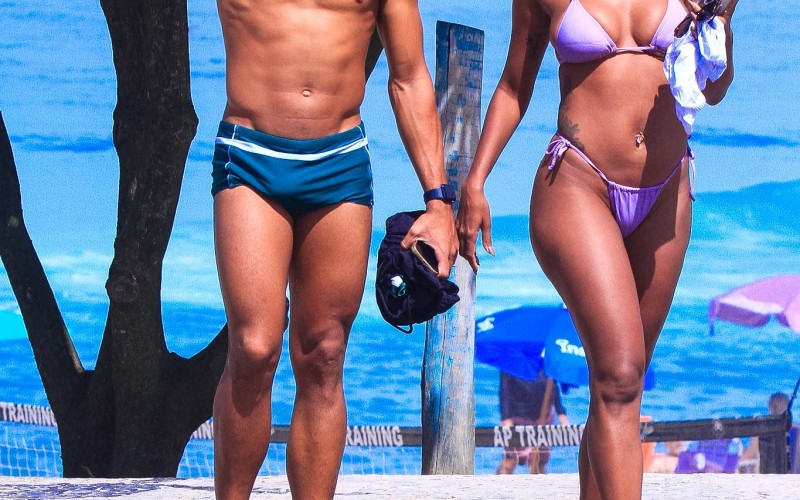 Pocah curte dia de praia com namorado no Rio de Janeiro