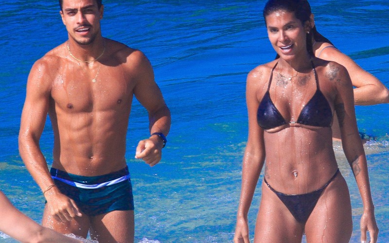 Pocah curte praia no Rio de Janeiro com o namorado