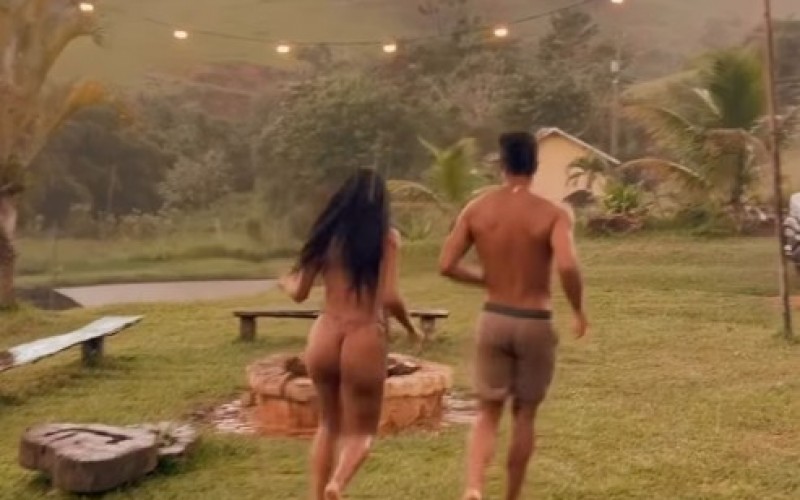 Pocah registra momento romântico na chuva com namorado