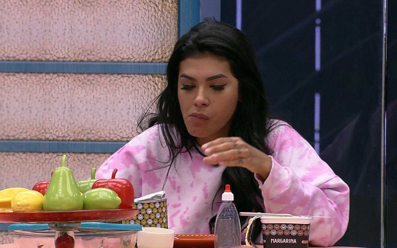 Pocah toma café da manhã no BBB21 enquanto brothers descansam