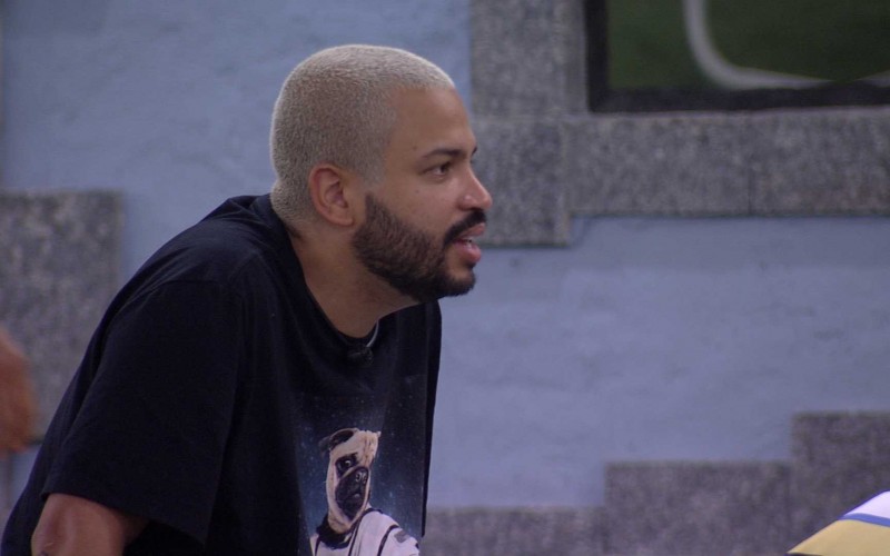 Projota aponta sobre voto de trio: 