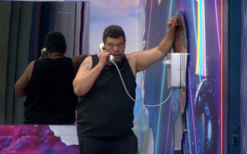 Quem atendeu ao Big Fone? Babu Santana ouve mensagem