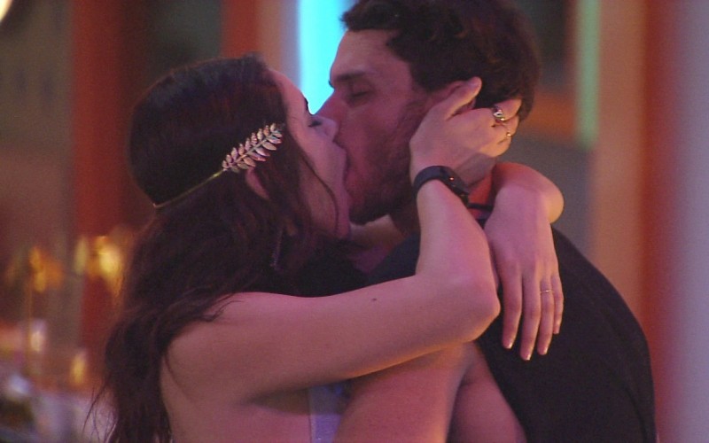 Relembre os primeiros beijos do BBB