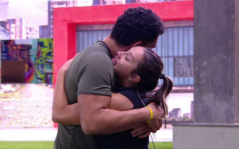 Renata chora no BBB 25 e é acolhida por rivais