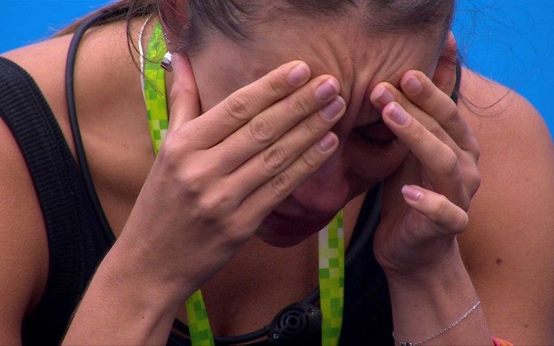 Renata chora sozinha no Quarto Fantástico, do BBB 25