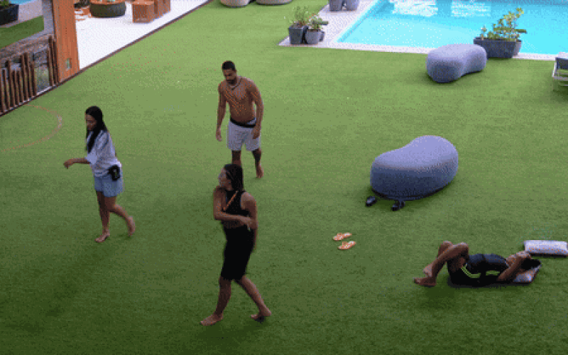 Renata e Eva ensinam coreografia de balé a Maike